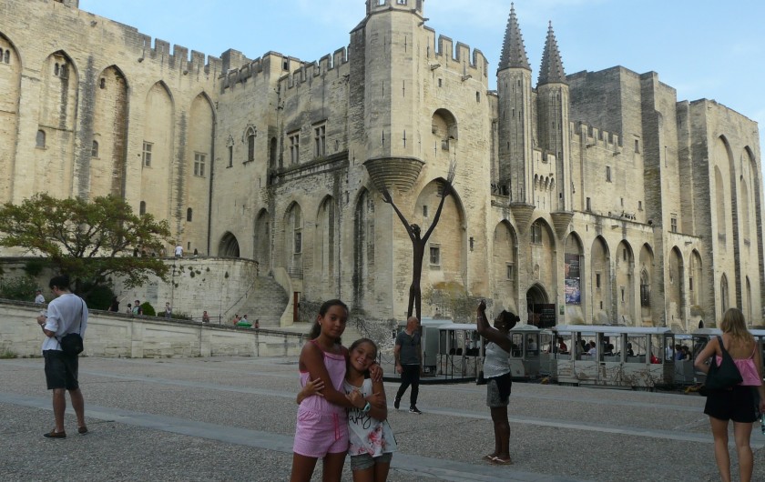 la cité des Papes d'Avignon située à 50km