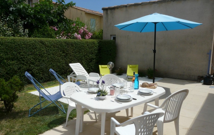 Location de vacances - Villa à Vaison-la-Romaine - la terrasse avec son mobilier de jardin