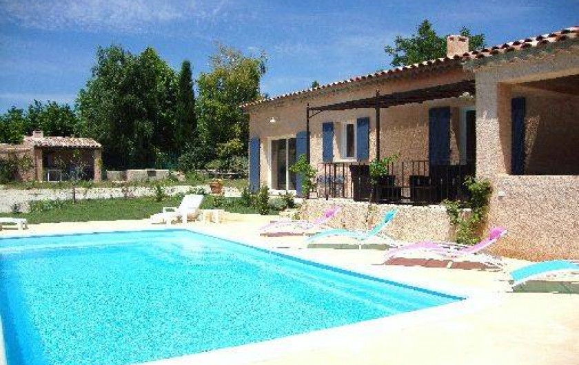 Location de vacances - Villa à Salernes - Barbecue couvert sous cabanon au fond