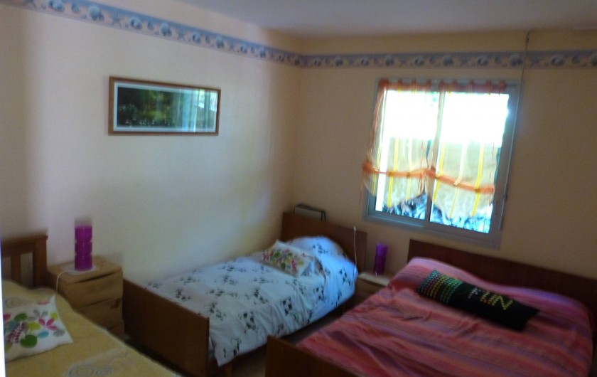 Location de vacances - Maison - Villa à Névez - chambre avec 1 lit de 140 cm et 2 lit de 90cm