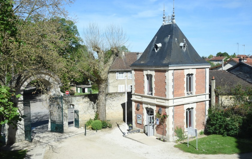 Location de vacances - Gîte à Montier-en-Der - Office du tourisme : entrée de la cour pour accéder au gite.