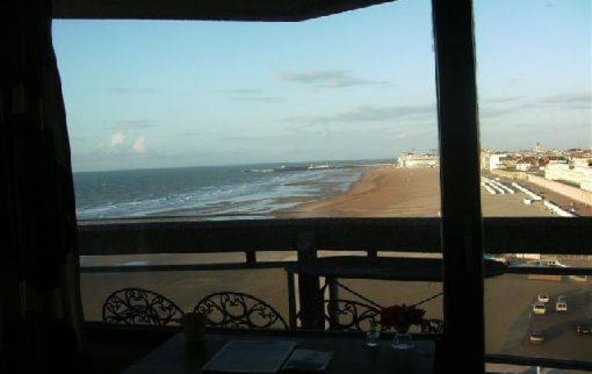 2ième terrasse spacieuse avec vue sur la plage et les Galeries Royales