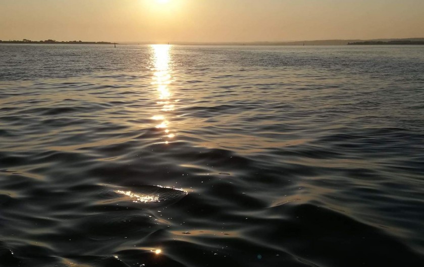 Location de vacances - Péniche à Frontignan - COUCHER DE SOLEIL SUR L' ETAND DE THAU LORS D'UNE BALADE