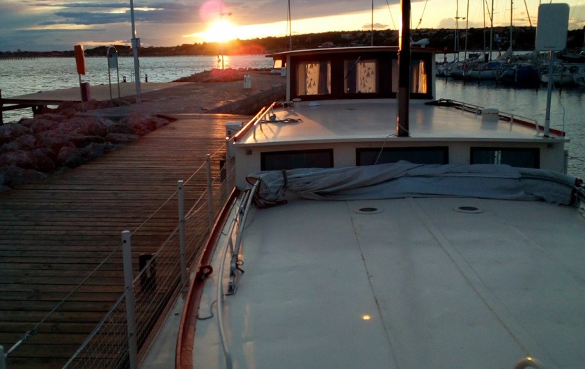 Location de vacances - Péniche à Frontignan - COUCHER DE SOLEIL DU PONTON A BOUZIGUE