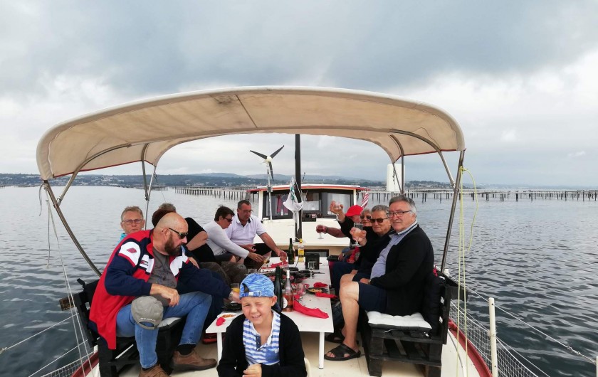 Location de vacances - Péniche à Frontignan - BON AMBIANCE SUR LA GRANDE TERRASSE