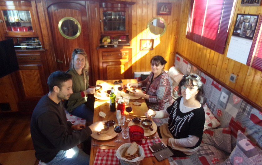 Location de vacances - Péniche à Frontignan - REPAS A L'INTERRIEUR