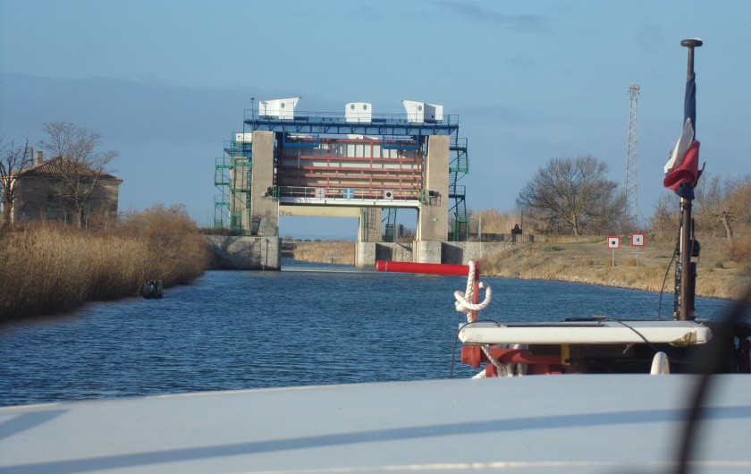 Location de vacances - Péniche à Frontignan - PORTE DE GARDE SUR LE CANAL