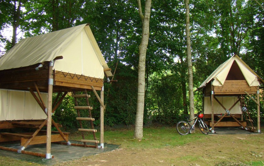 Les deux cabanes sur pilotis installées au camping