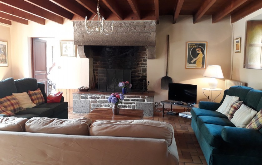 Location de vacances - Gîte à Hambye - Spacious lounge with Normandy fireplace.