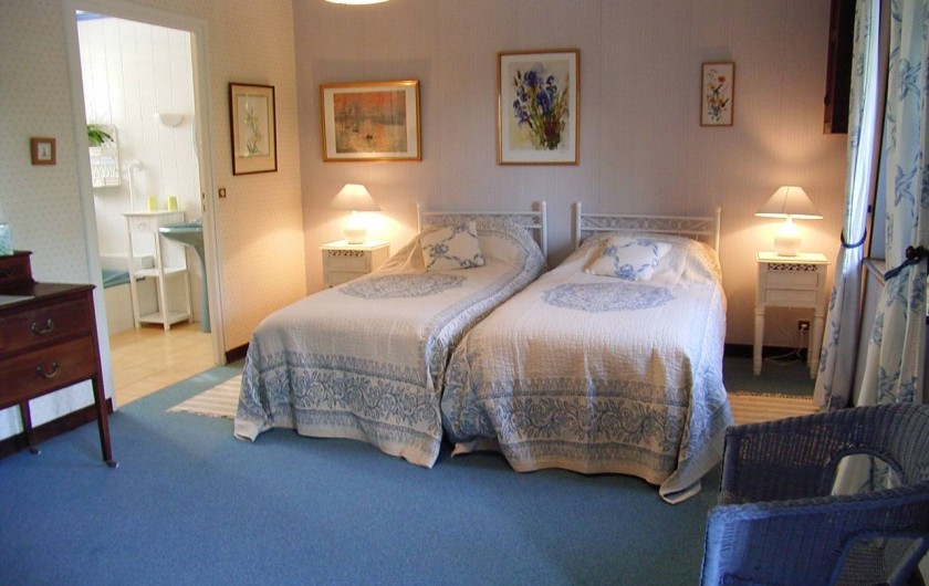 Location de vacances - Gîte à Hambye - Bedroom 1 with ensuite with bath and shower, twin beds (fully accessible)