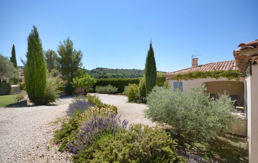 Location de vacances - Villa à Venasque - Vue jardin
