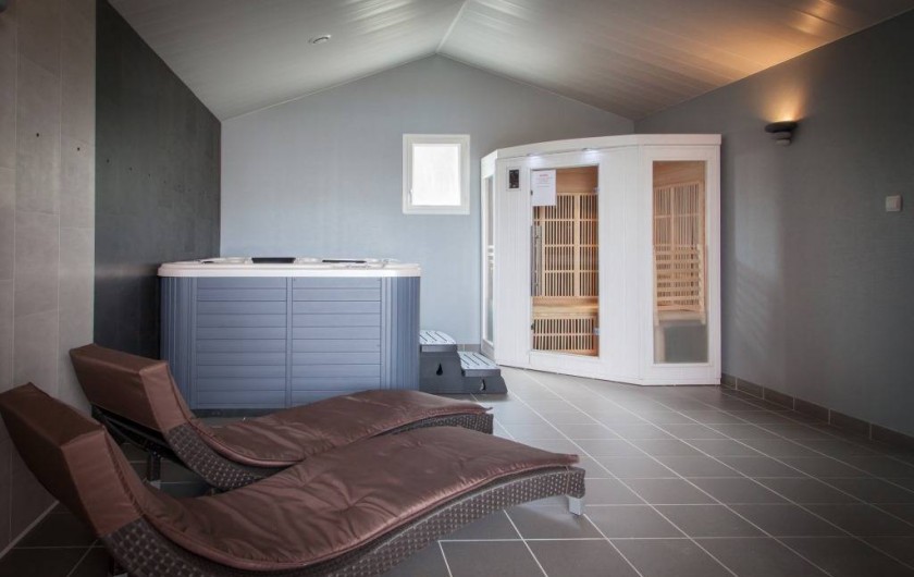 Location de vacances - Bungalow - Mobilhome à Landevieille - Salle de bien-être avec sauna et jacuzzi