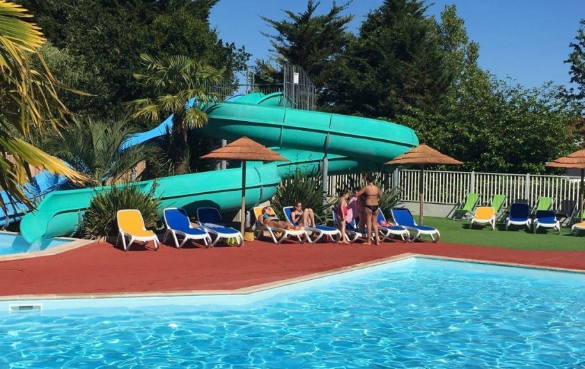 Location de vacances - Bungalow - Mobilhome à Landevieille - Les 2 piscines extérieurs chauffées et 3 pistes de toboggans