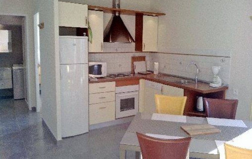 Location de vacances - Appartement à Nice - cuisine américaine avec lave vaisselle, four, four micro ondes, plaques electriq