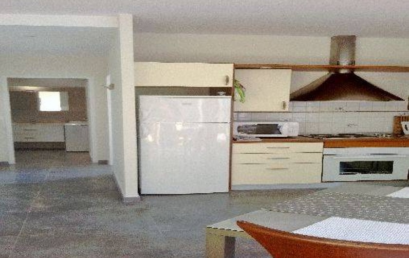 Location de vacances - Appartement à Nice - cuisine américaine.Au fond, salle de bains, à droite chambre, à gauche wc.