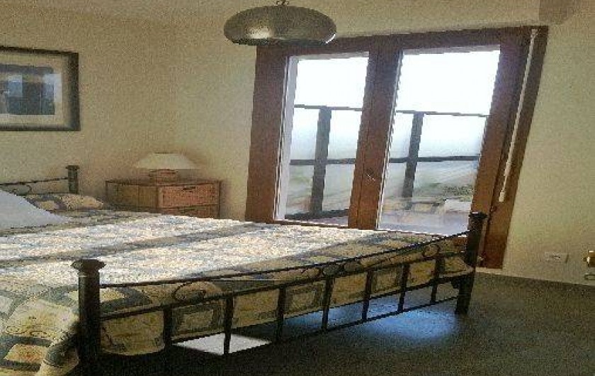 Location de vacances - Appartement à Nice - chambre donnant sur terrasse.lit pour 2 en 140