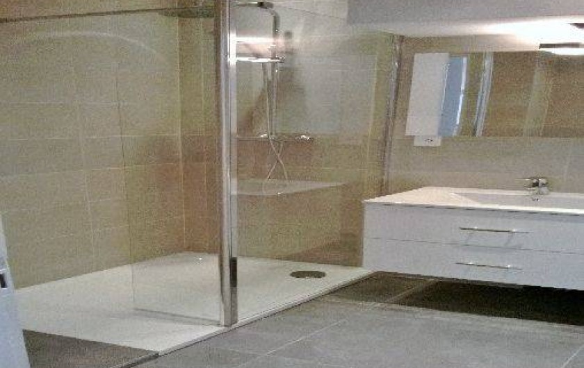 Location de vacances - Appartement à Nice - salle de bains:douche, lave linge