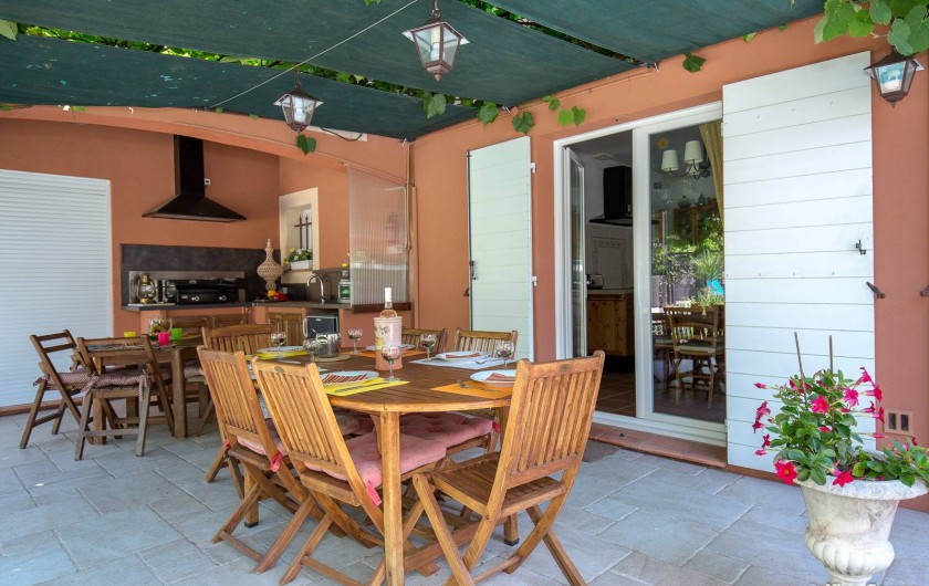 Location de vacances - Villa à Fayence - cuisine et repas sur la terrasse