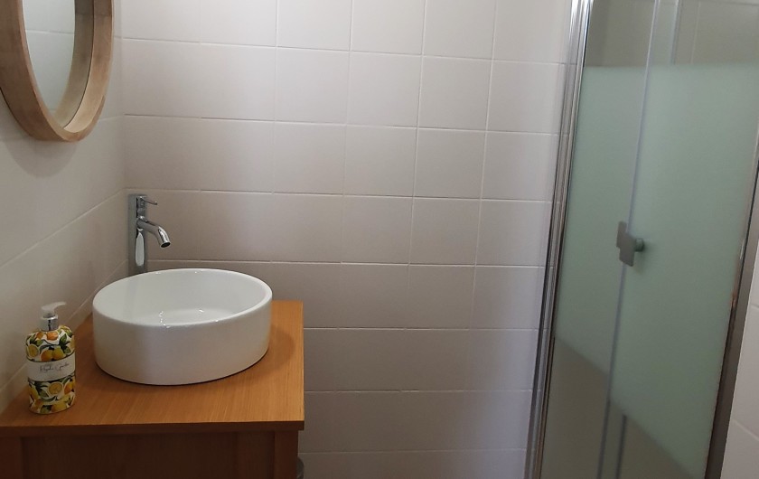 Location de vacances - Gîte à Maubec - une des 9 salles de bain Gîte les Granges