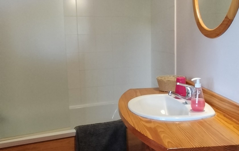 Location de vacances - Gîte à Maubec - Une des 6 salle de bain du Gîte L'Etable