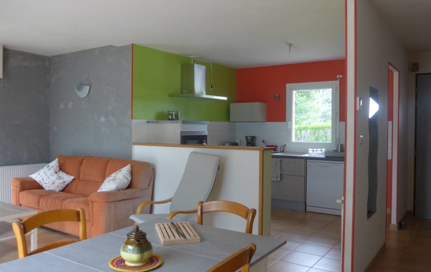 Location de vacances - Chambre d'hôtes à Camoël - Vue sur la cuisine et l'entrée