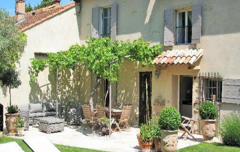 Location de vacances - Chambre d'hôtes à Loriol-du-Comtat - Vue sur la terrasse et le salon sous la vigne