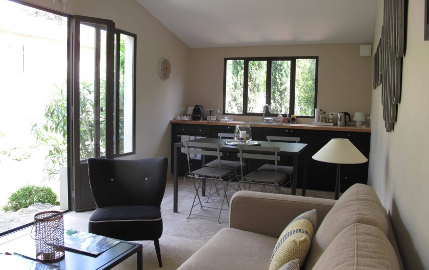 Location de vacances - Chambre d'hôtes à Loriol-du-Comtat - "Le Cabanon" espace salon et cuisine pour nos hôtes