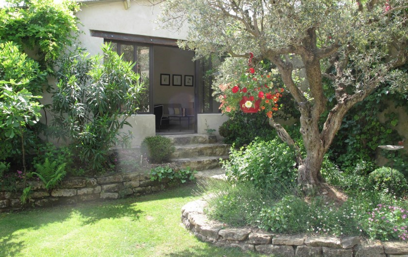 Location de vacances - Chambre d'hôtes à Loriol-du-Comtat - Vue du jardin fleuri sur "Le Cabanon"