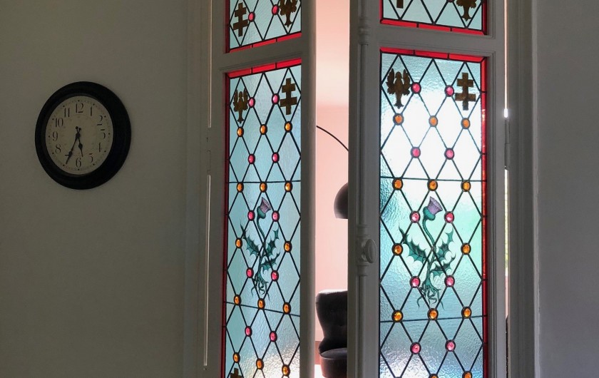 Location de vacances - Gîte à Tonnoy - le beau vitrail de la cuisine