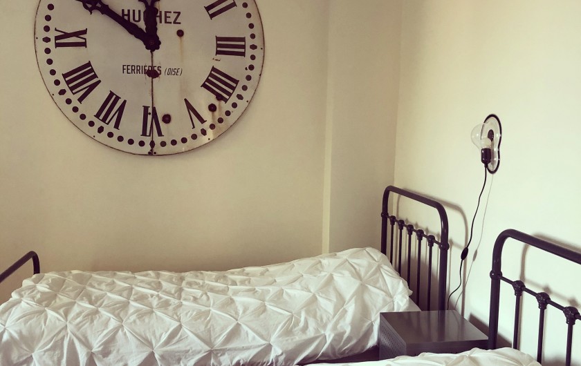 Location de vacances - Gîte à Tonnoy - la chambre 2 : la chambre dortoir 4 lits simples