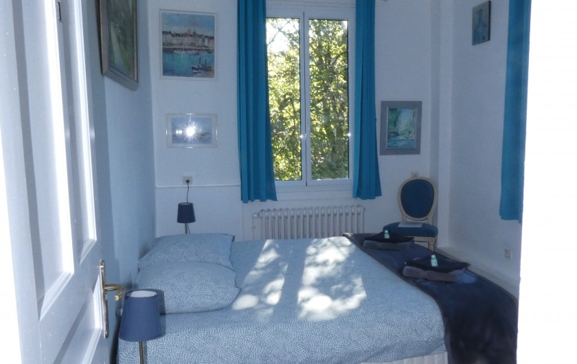 Location de vacances - Villa à Quiberville - Chambre N°1 : 1er Etage  1 Lit double avec lavabo