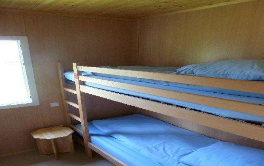 Location de vacances - Camping à Bellenaves - Chambre avec lits superposés