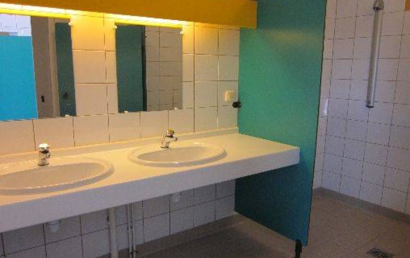 Location de vacances - Camping à Bellenaves - Sanitaires du camping (ouvert de mai à début novembre)