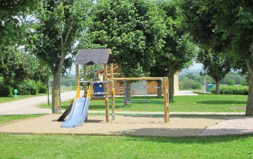 Location de vacances - Camping à Bellenaves - Aire de jeux pour tous