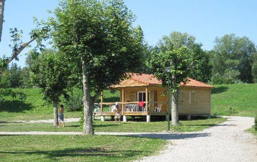 Location de vacances - Camping à Bellenaves - Chalet au pied de l'étang de 2 hectares.
