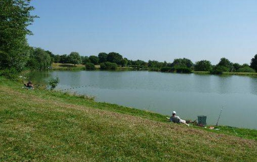 Location de vacances - Camping à Bellenaves - Etang de pêche sur place