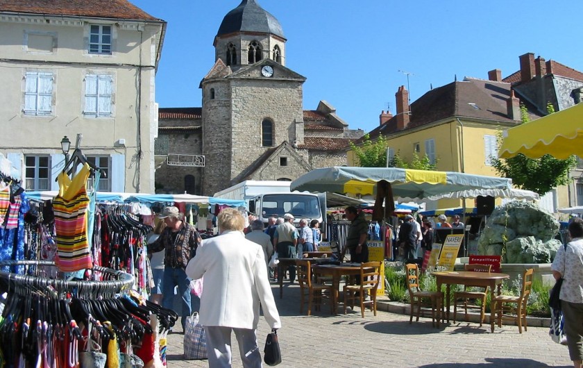 Location de vacances - Camping à Bellenaves - Marché hebdomadaire du mercredi