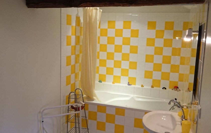Location de vacances - Gîte à Champs-Romain - Salle de bain à l'étage