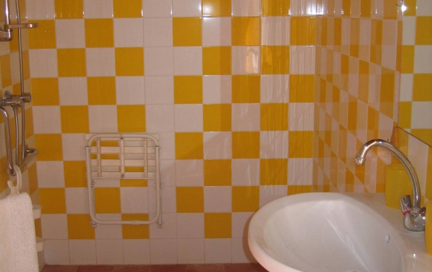 Location de vacances - Gîte à Champs-Romain - Salle de bain rez de chaussée, aménagée handicapés