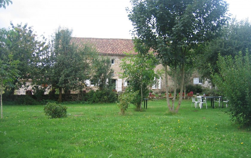 Location de vacances - Gîte à Champs-Romain - Jardin