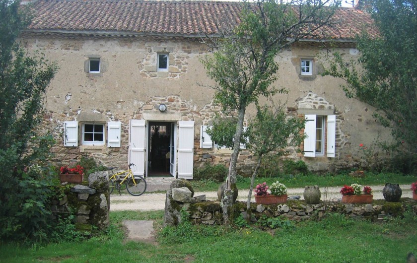 Location de vacances - Gîte à Champs-Romain - Façade vue du jardin