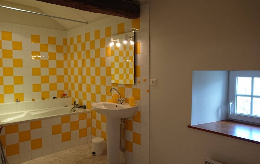 Location de vacances - Gîte à Champs-Romain - Salle de bain à l' étage