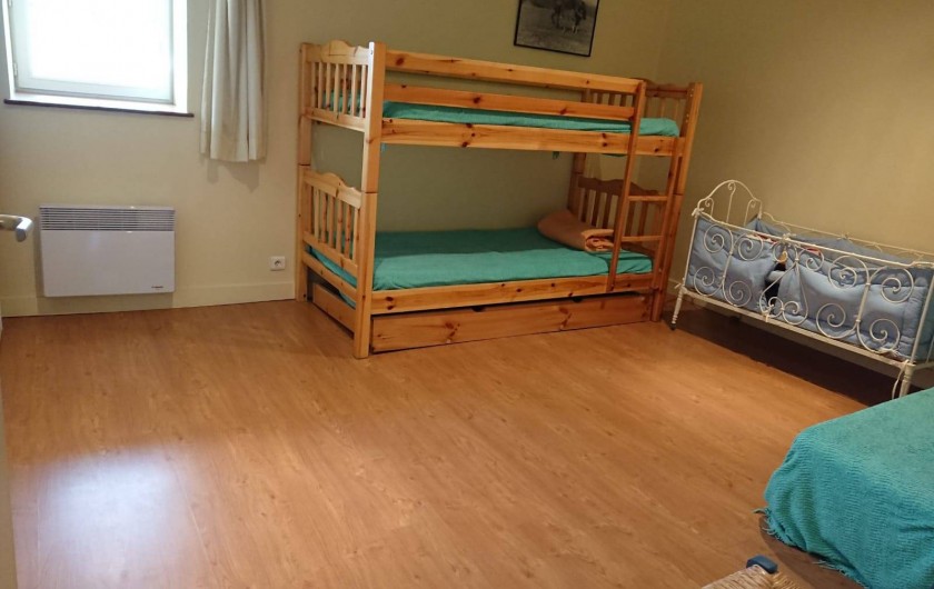 Location de vacances - Gîte à Champs-Romain - Chambre 3 personnes à l'étage