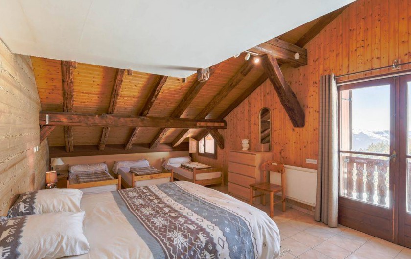 Location de vacances - Chalet à Taninges - Chambre avec vue sur la piste de ski