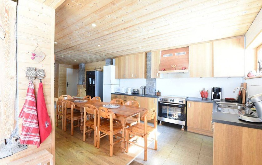 Location de vacances - Chalet à Taninges - Cuisine ouverte sur séjour entièrement équipée