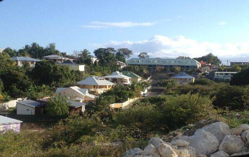 Location de vacances - Appartement à Le Gosier - La maison se situe dans un lotissement calme, faisant face à la nature.