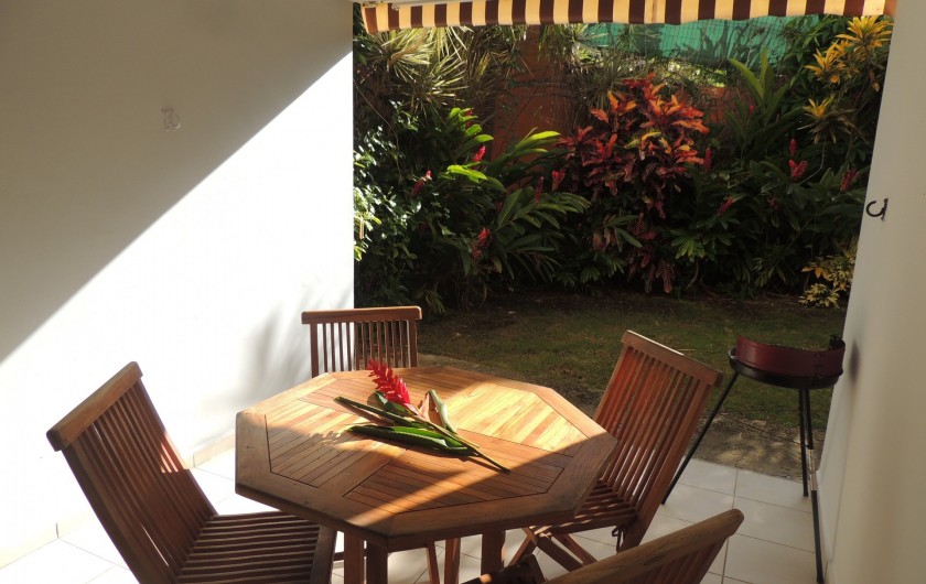 Location de vacances - Appartement à Le Gosier - La terrasse en rez-de-jardin avec son BBQ