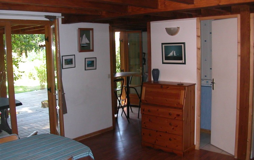 Location de vacances - Chalet à La Teste-de-Buch - salon avec vue sur salle de bain et coin cuisine