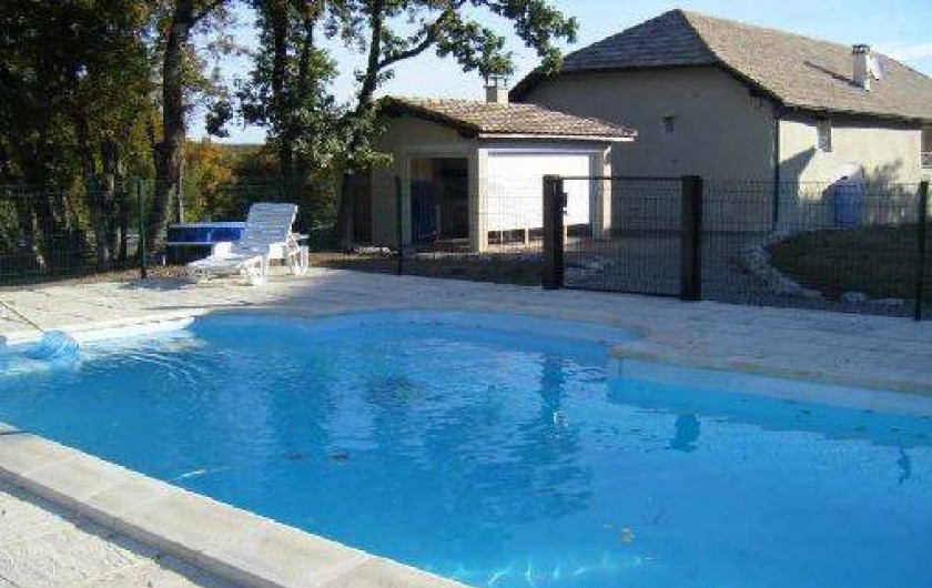 Location de vacances - Gîte à Caylus - gite la colonie vue de la piscine et du pool house