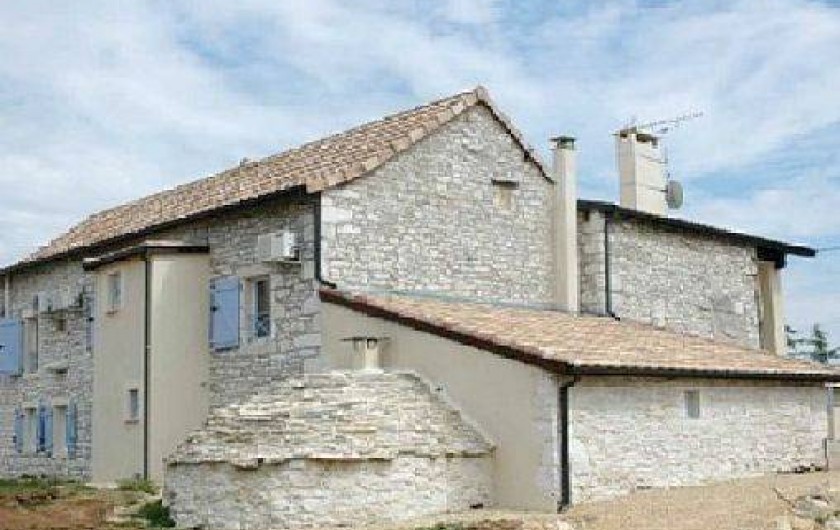 Location de vacances - Gîte à Caylus - gite la colonie dos de la maison avec son four à pain rénové en pierres.